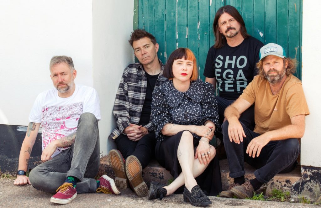 Slowdive vuelven con Everything is Alive