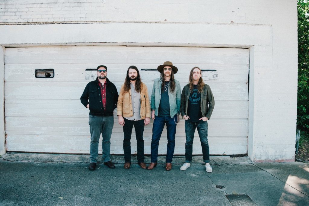 Brent Cobb entrega un engrasado y poderoso artefacto junto a The Fixin's, su portentosa banda en los directos