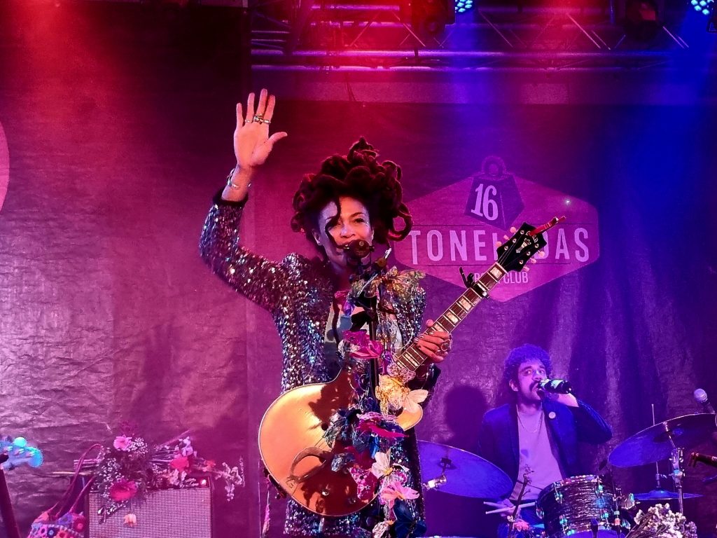 valerie june 16 toneladas