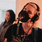 Waxahatchee y Brennan Wedl, juntas en 'Six O'Clock News' sobre la violencia policial en EEUU