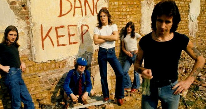Especial dedicado a AC/DC y a su álbum "HIgh Voltage" con motivo de su 50 aniversario.