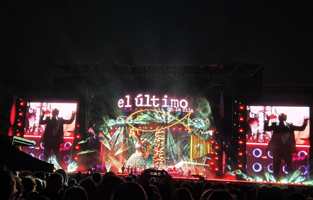 El Último de la Fila bordó una noche para el recuerdo, ofreciendo sus éxitos imperecederos bajo la fina lluvia. Recordando su grandeza y su legado que marcó a todo una generación