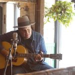 ‘Madonna of the San Joaquin’. Chris Pierce canta a los inmigrantes y a la hipocresía social