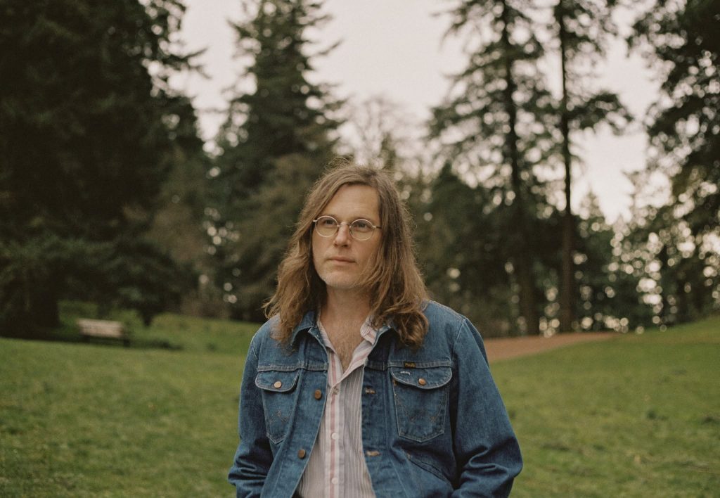 Fruit Bats (Eric D Johnson) saca su bella paleta sonora a pasear en diez canciones como diez soles. Discazo en tiempos malos para la lírica