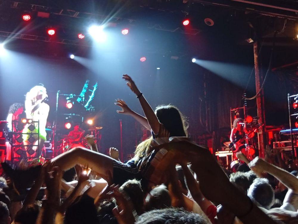 Amyl And The Sniffers. Crónica concierto Sala Razzmatazz de Barcelona