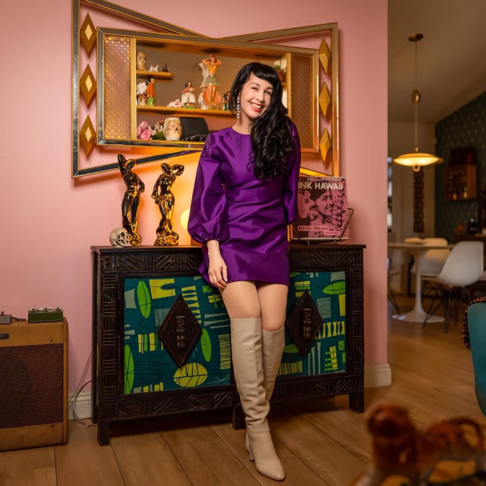 grey delisle there's the door