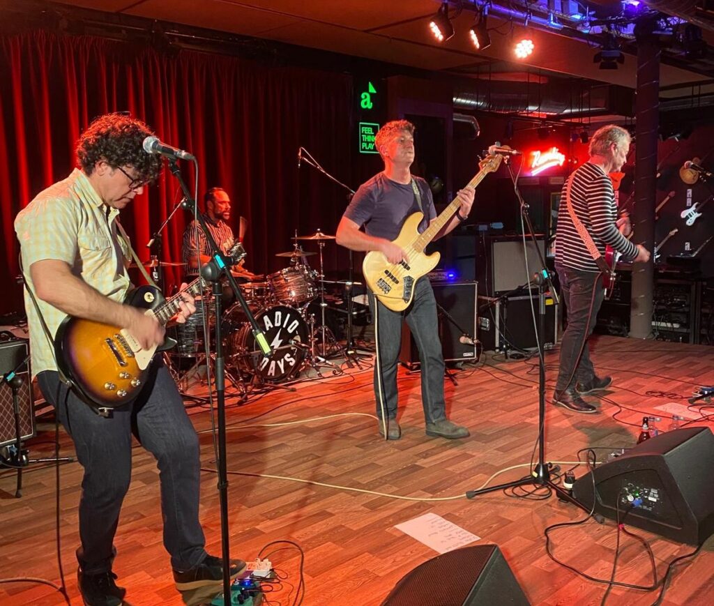 Pyramidiacs y Radio Days en Aclam Club