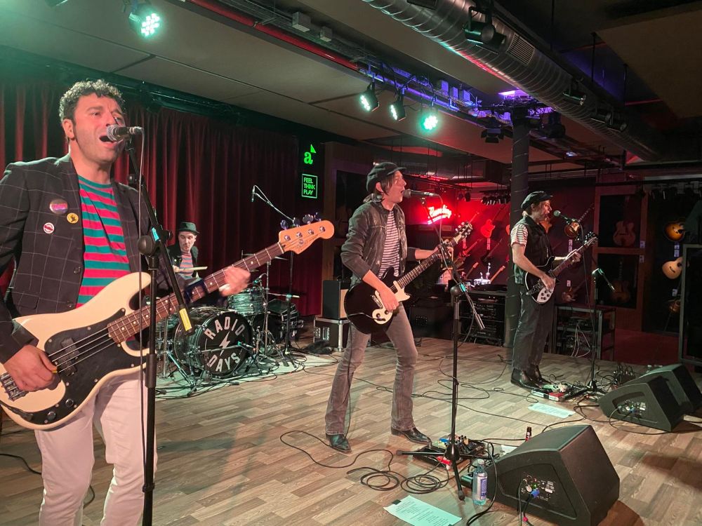 Pyramidiacs y Radio Days en Aclam Club