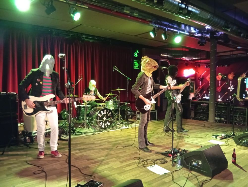 Pyramidiacs y Radio Days en Aclam Club